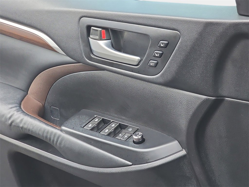 Used 2015 Toyota Highlander Limited image 29