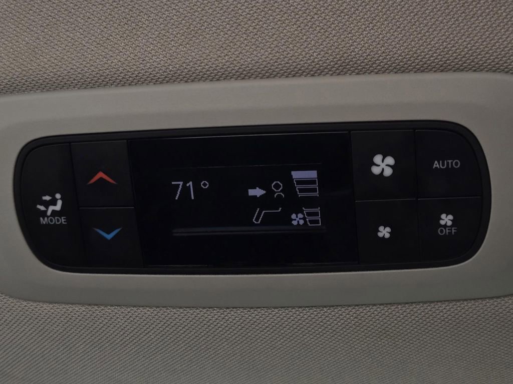 Used 2023 Chrysler Pacifica Touring-L image 15