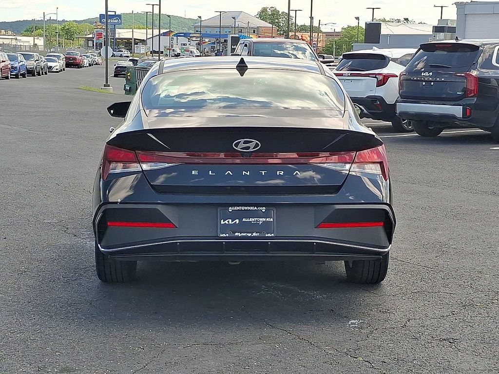Used 2025 Hyundai Elantra Sport w/ Cargo Package FWD image 5