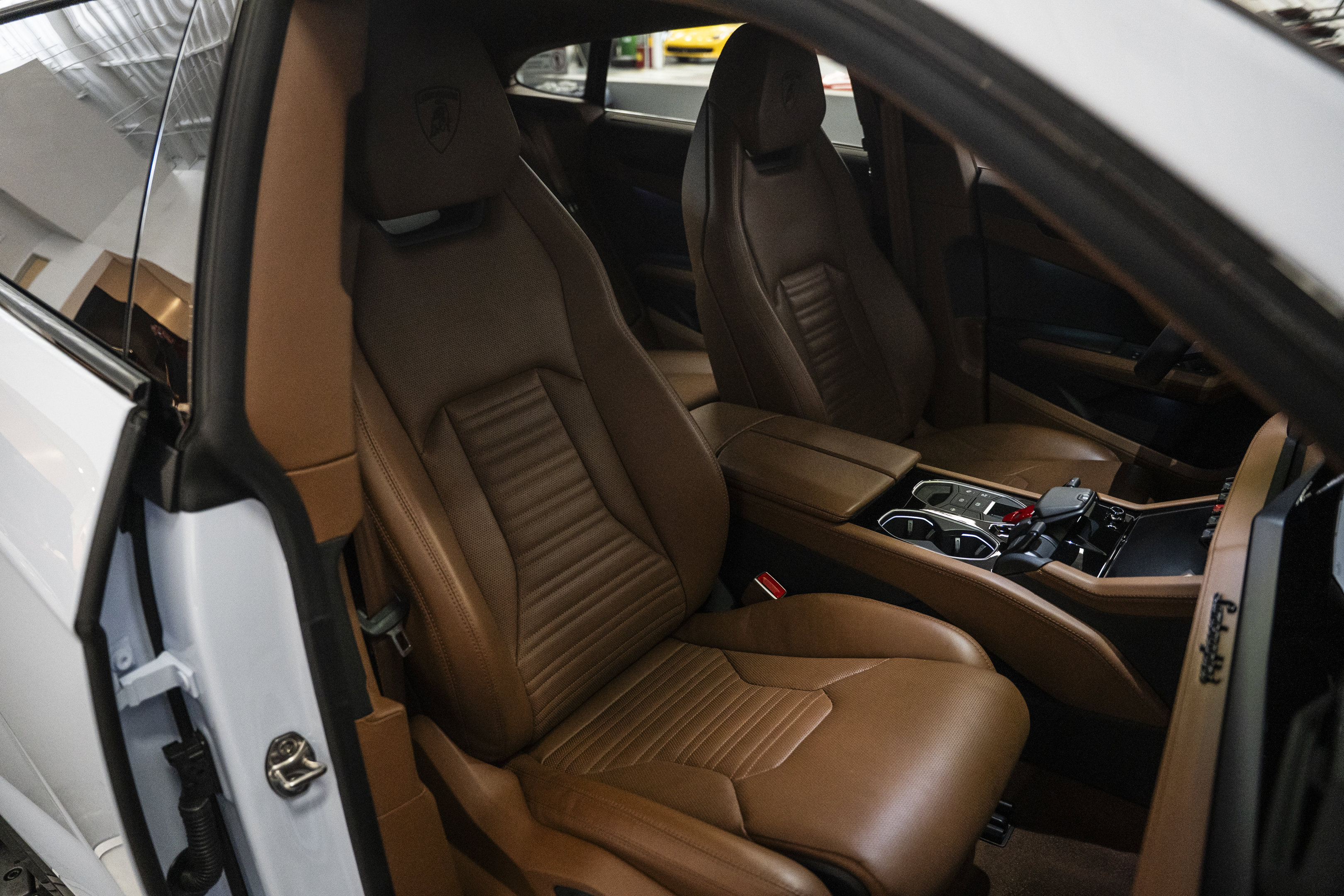 Used 2025 Lamborghini Urus SE AWD/4WD image 29