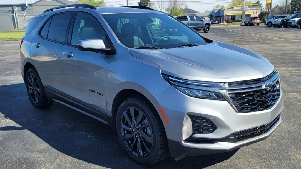 Used 2023 Chevrolet Equinox RS FWD image 2