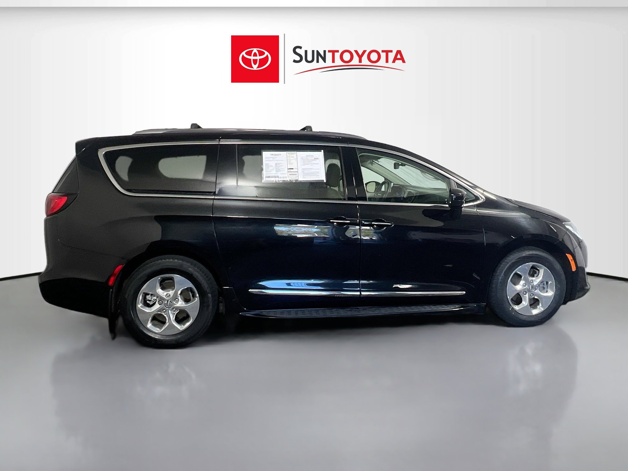 Used 2020 Chrysler Pacifica Touring-L w/ Premium Audio Group image 2