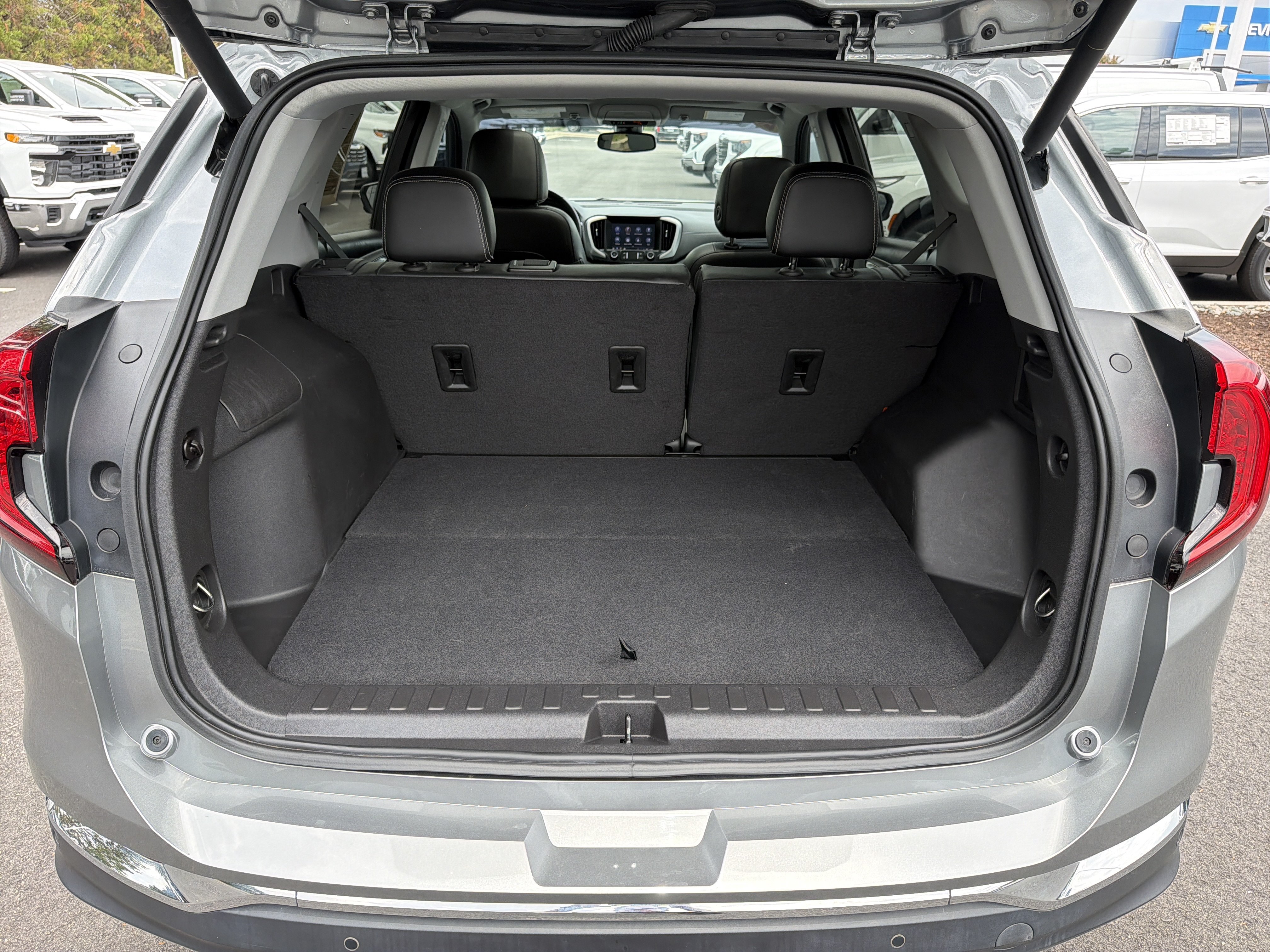 Used 2023 GMC Terrain SLT w/ Tech Package FWD image 34