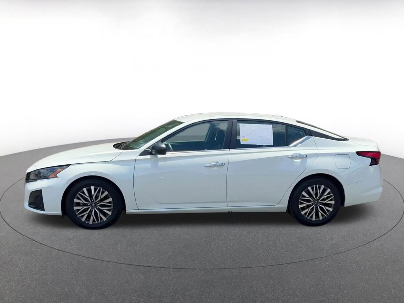 Used 2025 Nissan Altima 2.5 SV FWD image 9
