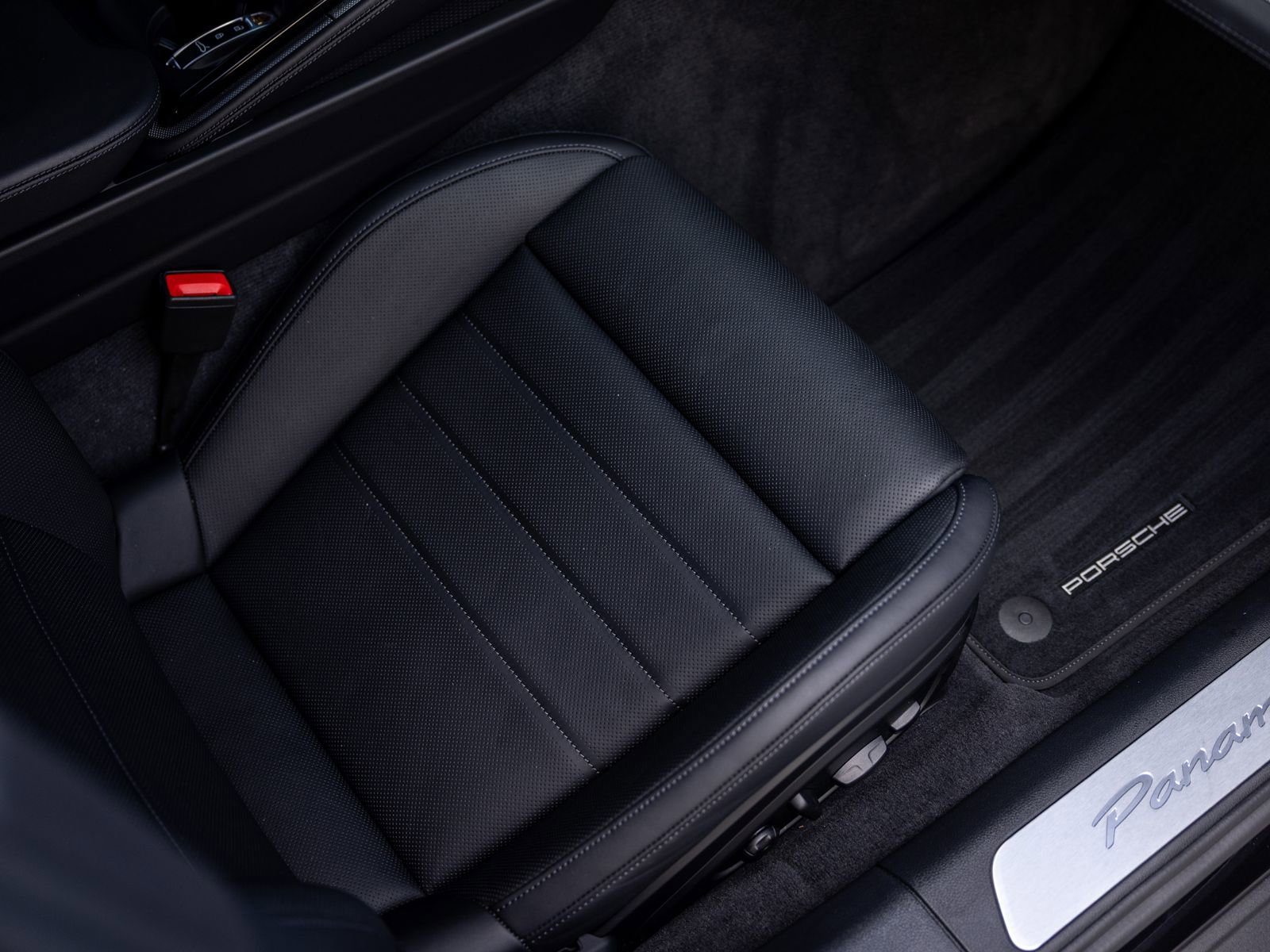 Certified 2025 Porsche Panamera RWD image 35