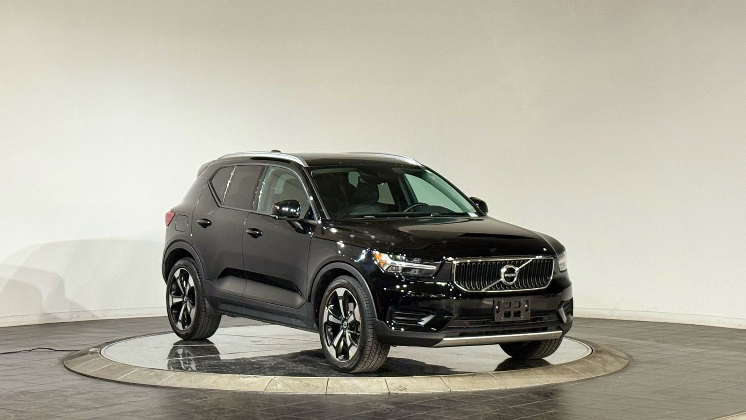 Used 2020 Volvo XC40 T5 Momentum image 2