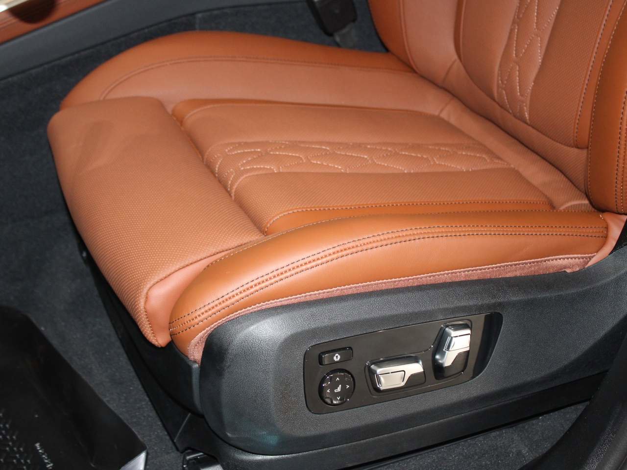 New 2026 BMW X7 M60i image 14