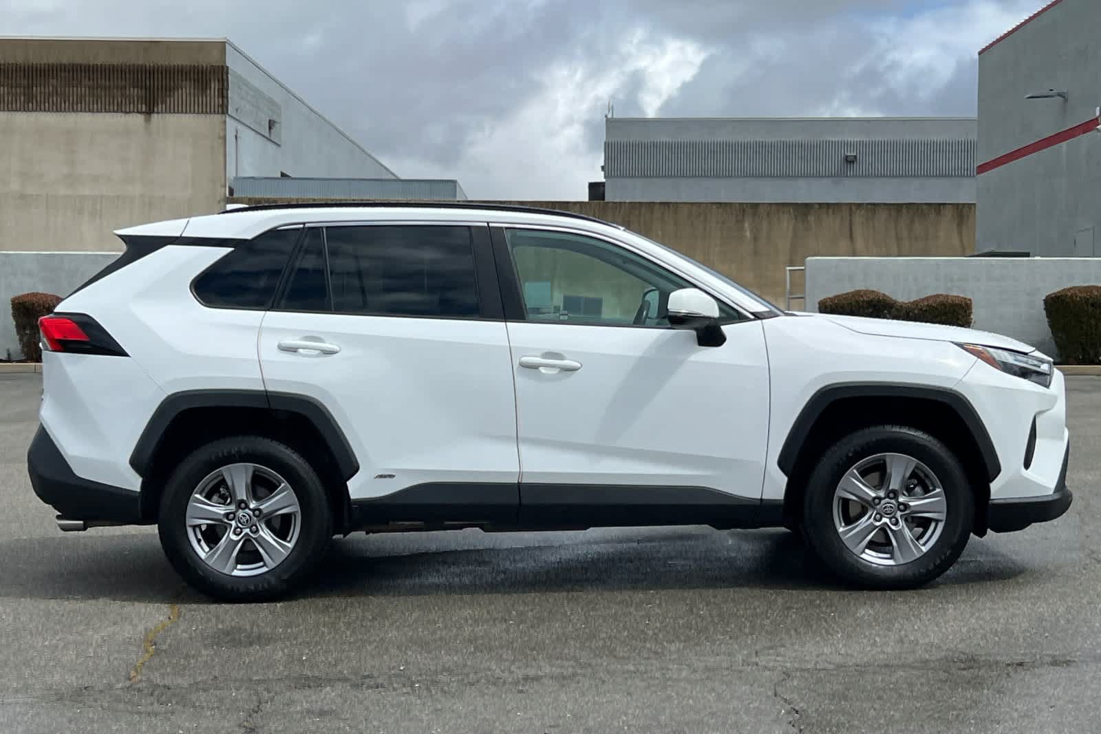 Used 2022 Toyota RAV4 XLE AWD/4WD image 6