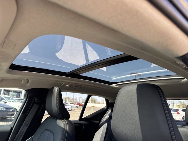 New 2025 Volvo XC40 B5 Core w/ Protection Package Premier image 17