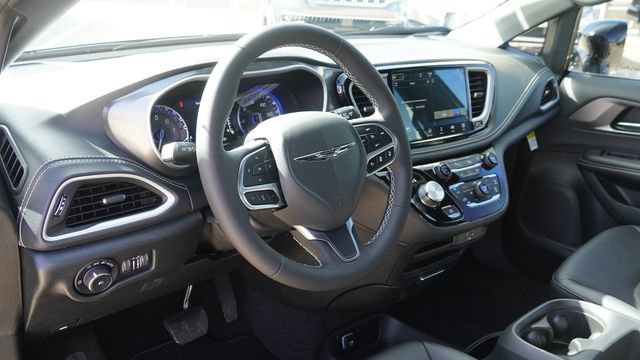 New 2026 Chrysler Pacifica Select FWD image 18