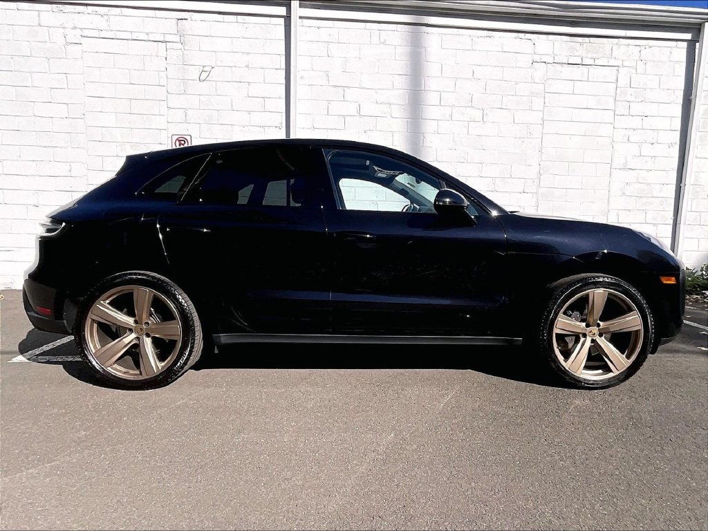 Certified 2023 Porsche Macan AWD/4WD image 6