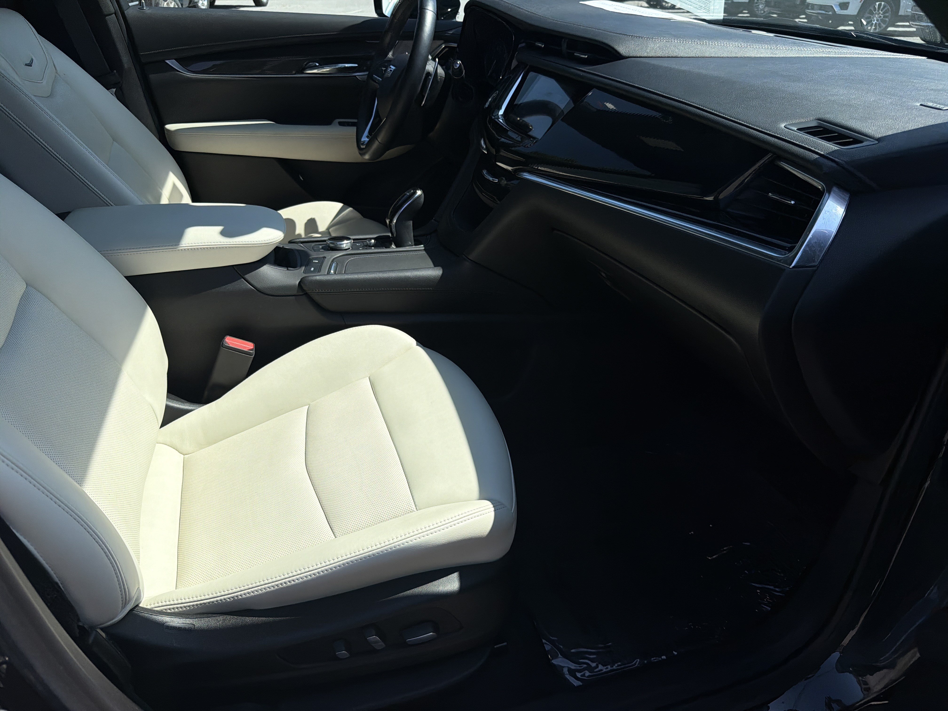 Used 2023 Cadillac XT6 Sport w/ Technology Package AWD/4WD image 14