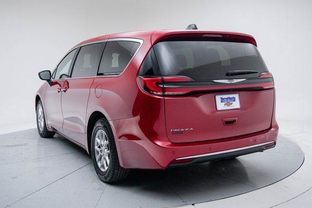Used 2025 Chrysler Pacifica Select image 3