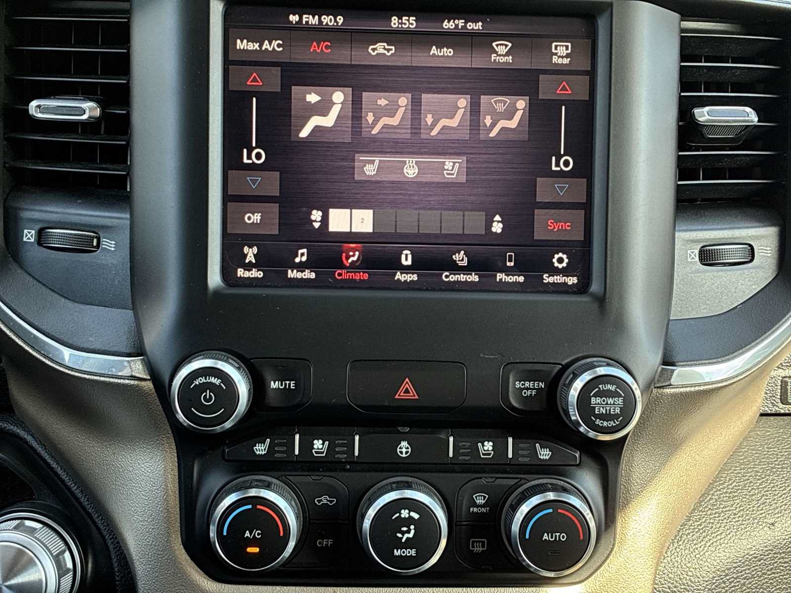 Used 2019 RAM 1500 Laramie AWD/4WD image 16