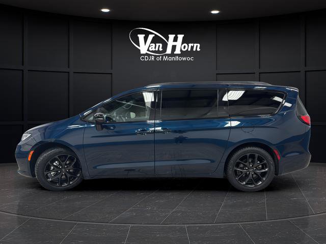 Used 2025 Chrysler Pacifica Limited image 4