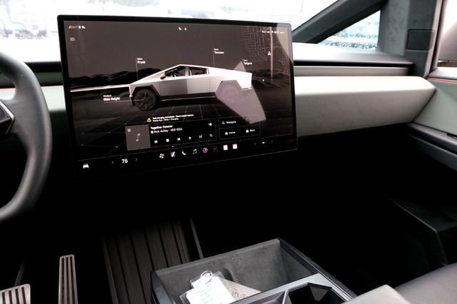 Used 2024 Tesla Cybertruck AWD Crew Cab image 18