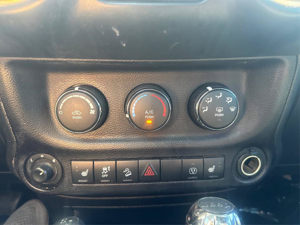 Used 2017 Jeep Wrangler Unlimited Sahara w/ Connectivity Group AWD/4WD image 18