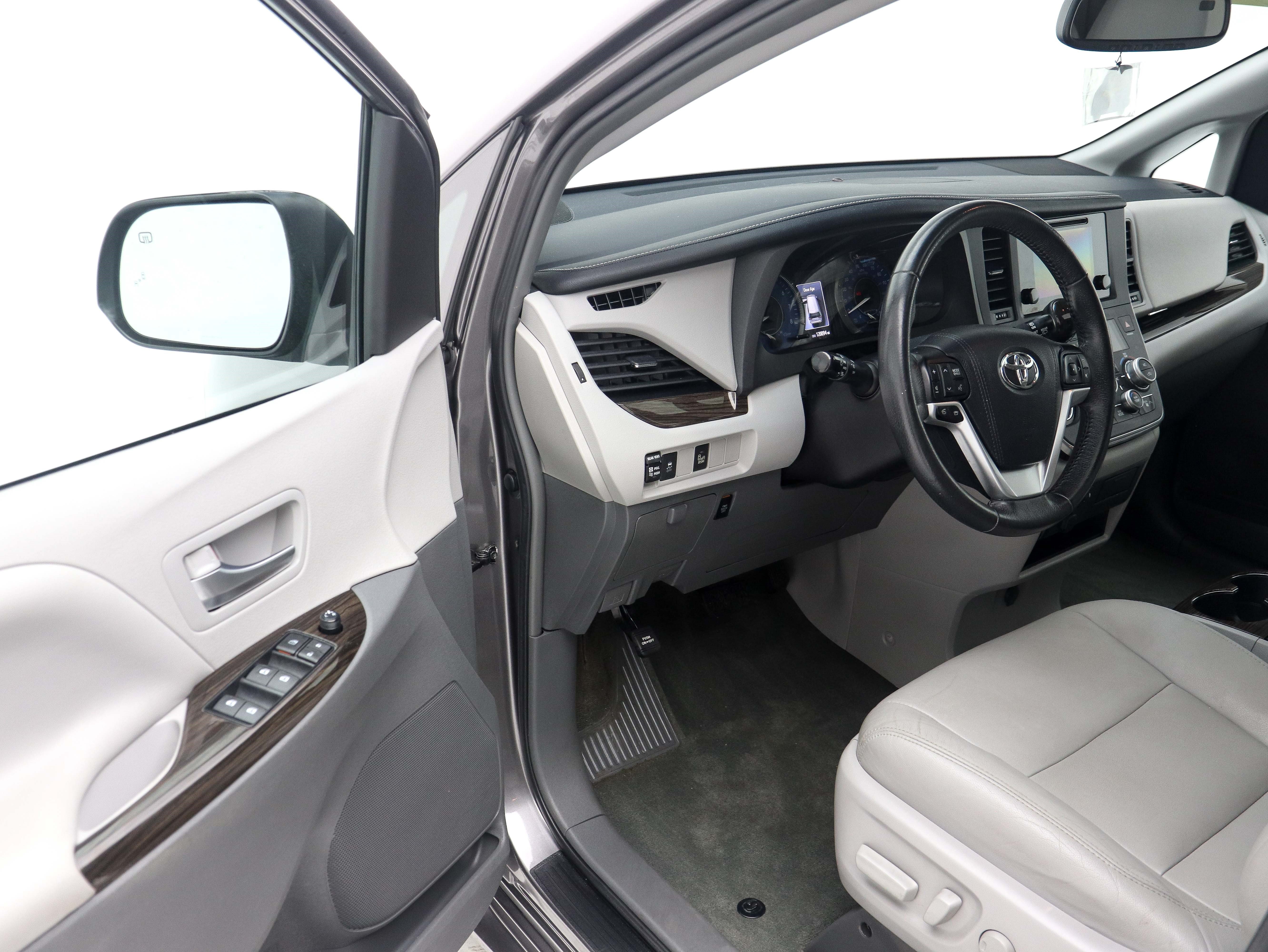 Used 2017 Toyota Sienna XLE AWD/4WD image 19
