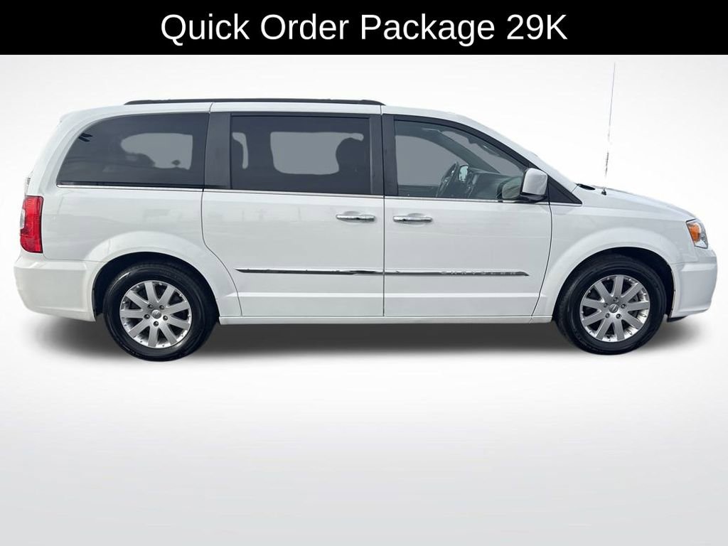 Used 2016 Chrysler Town & Country Touring w/ Driver Convenience Group image 2