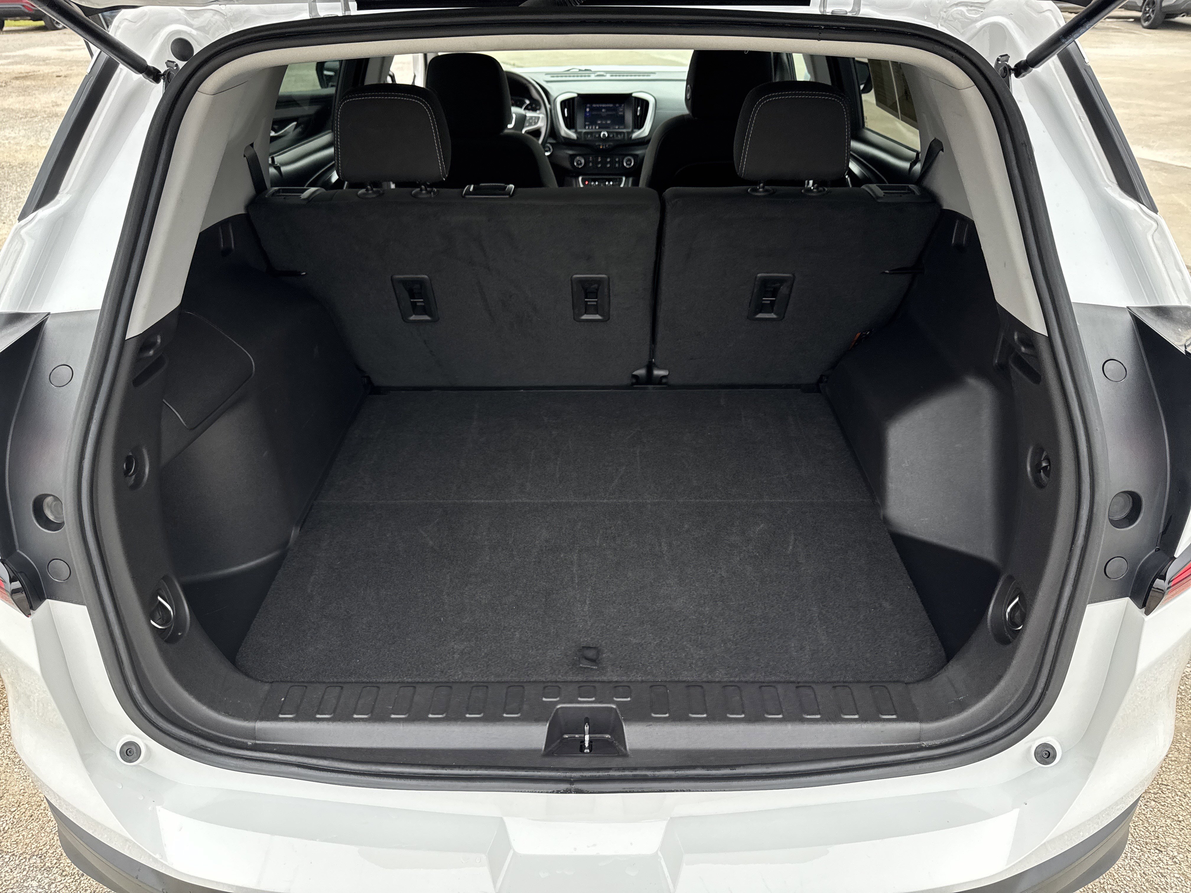 Used 2024 GMC Terrain SLE image 36