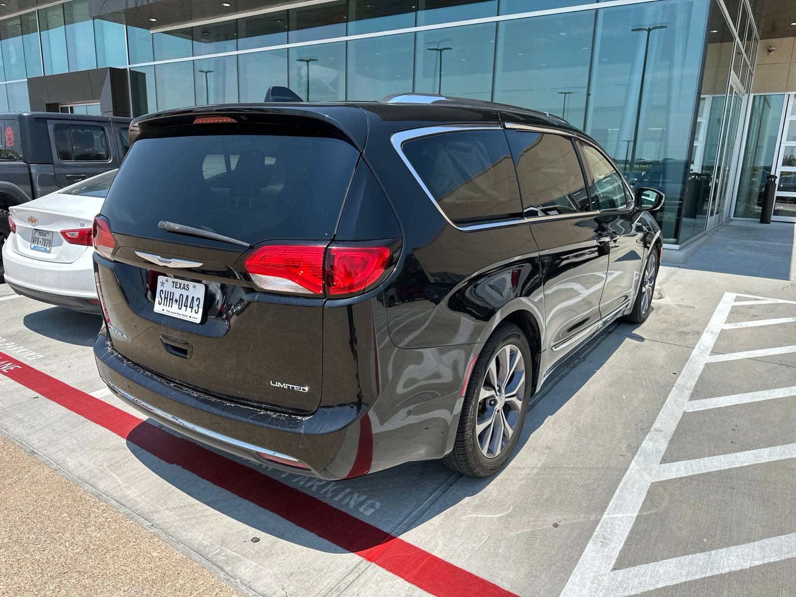 Used 2019 Chrysler Pacifica Limited w/ Advanced Safetytec Group FWD image 6