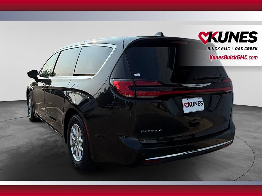 Used 2023 Chrysler Pacifica Touring-L FWD image 8