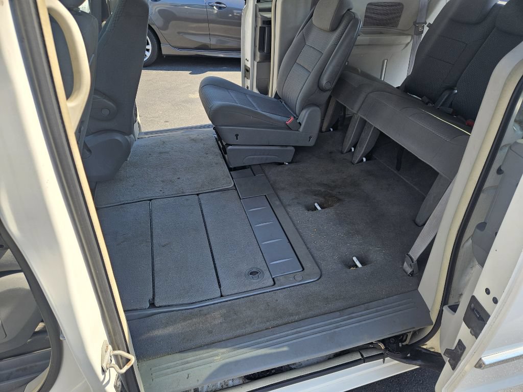Used 2009 Chrysler Town & Country Touring FWD image 14