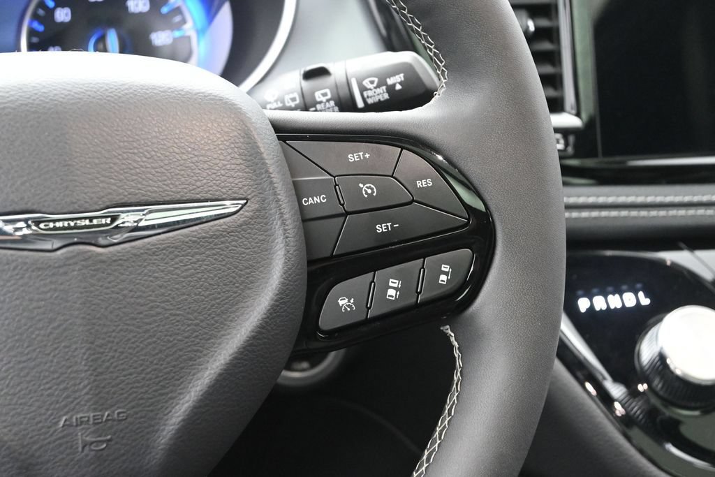 Used 2025 Chrysler Pacifica Limited FWD image 29