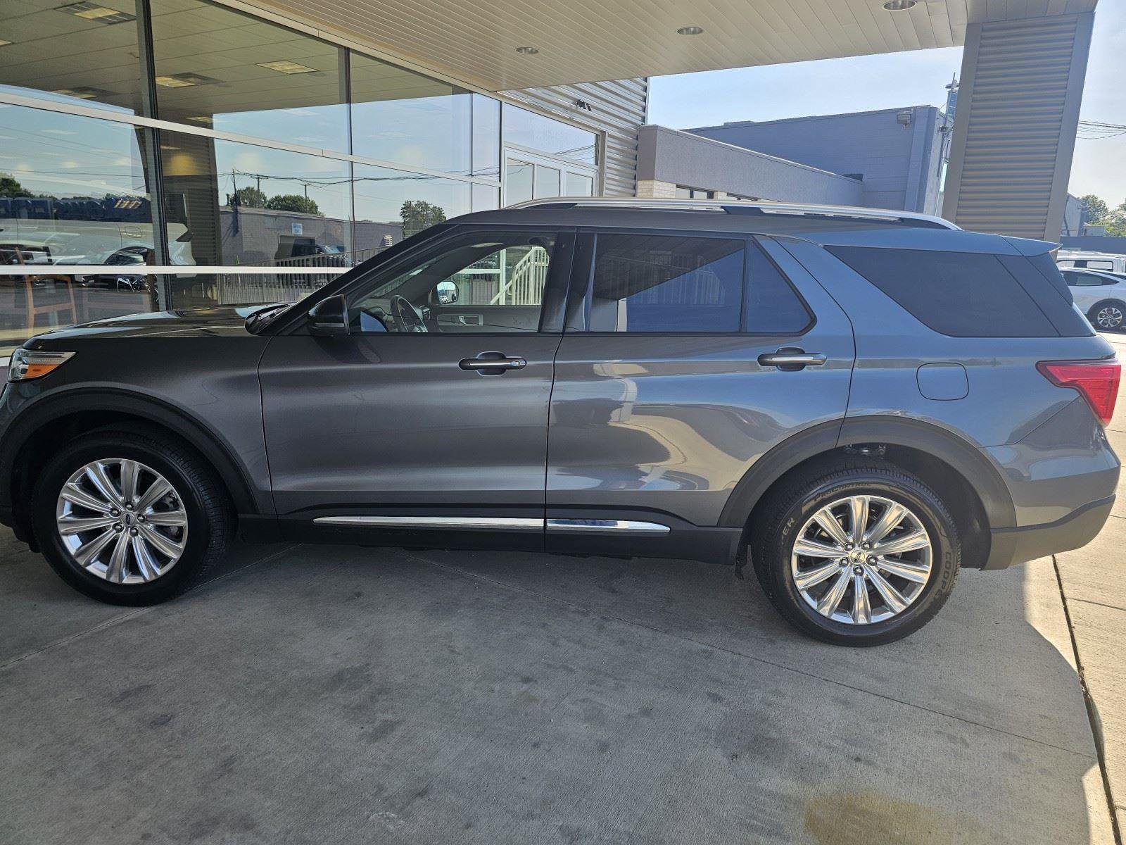 Used 2022 Ford Explorer Limited w/ Equipment Group 301A image 2