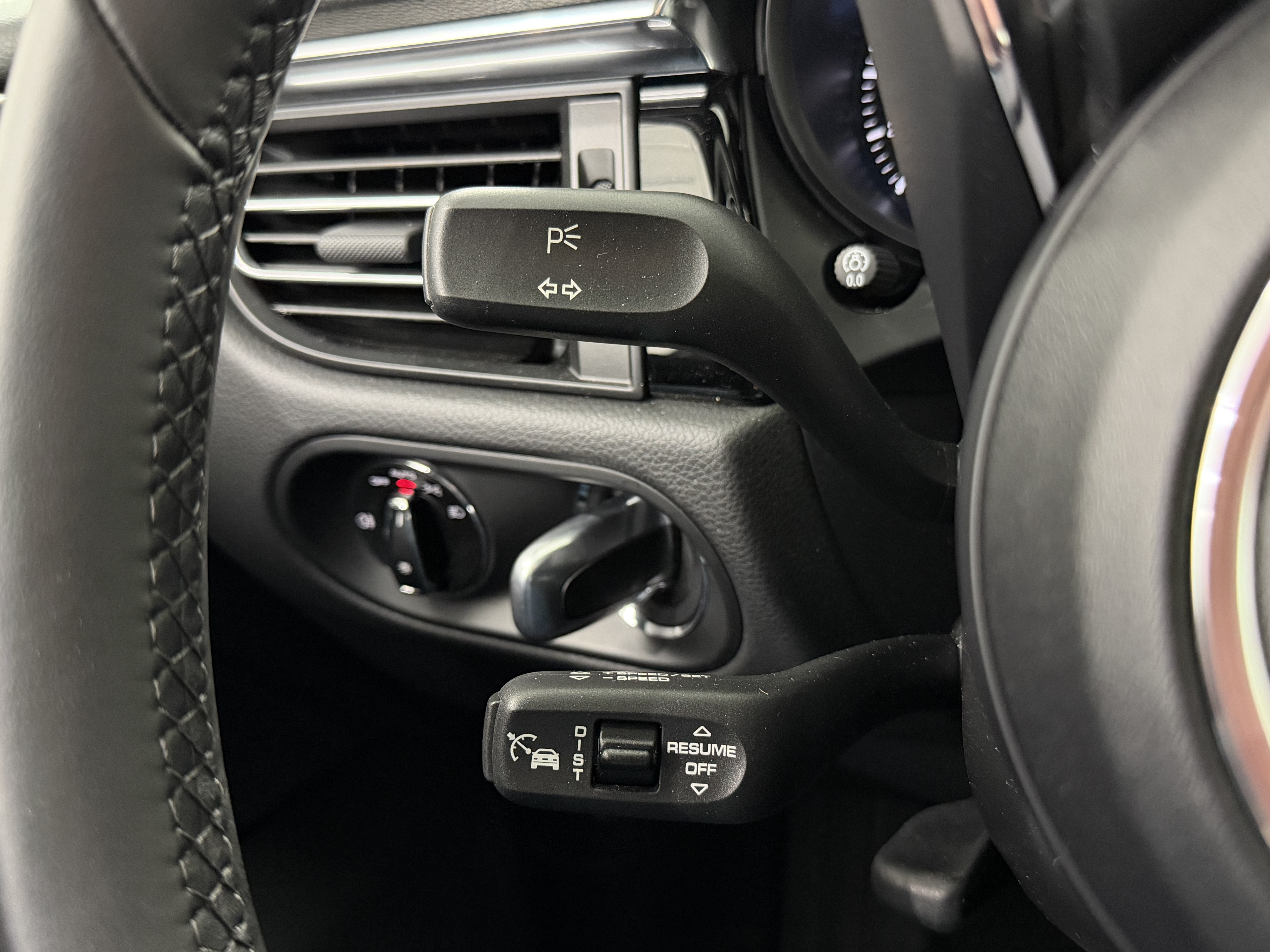 Certified 2025 Porsche Macan AWD/4WD image 47