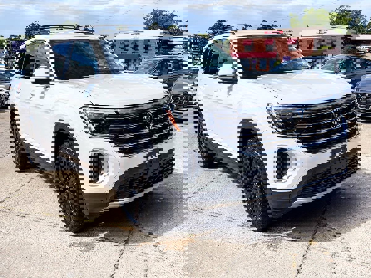 Used 2024 Volkswagen Atlas SE w/ Black Wheel Package image 2