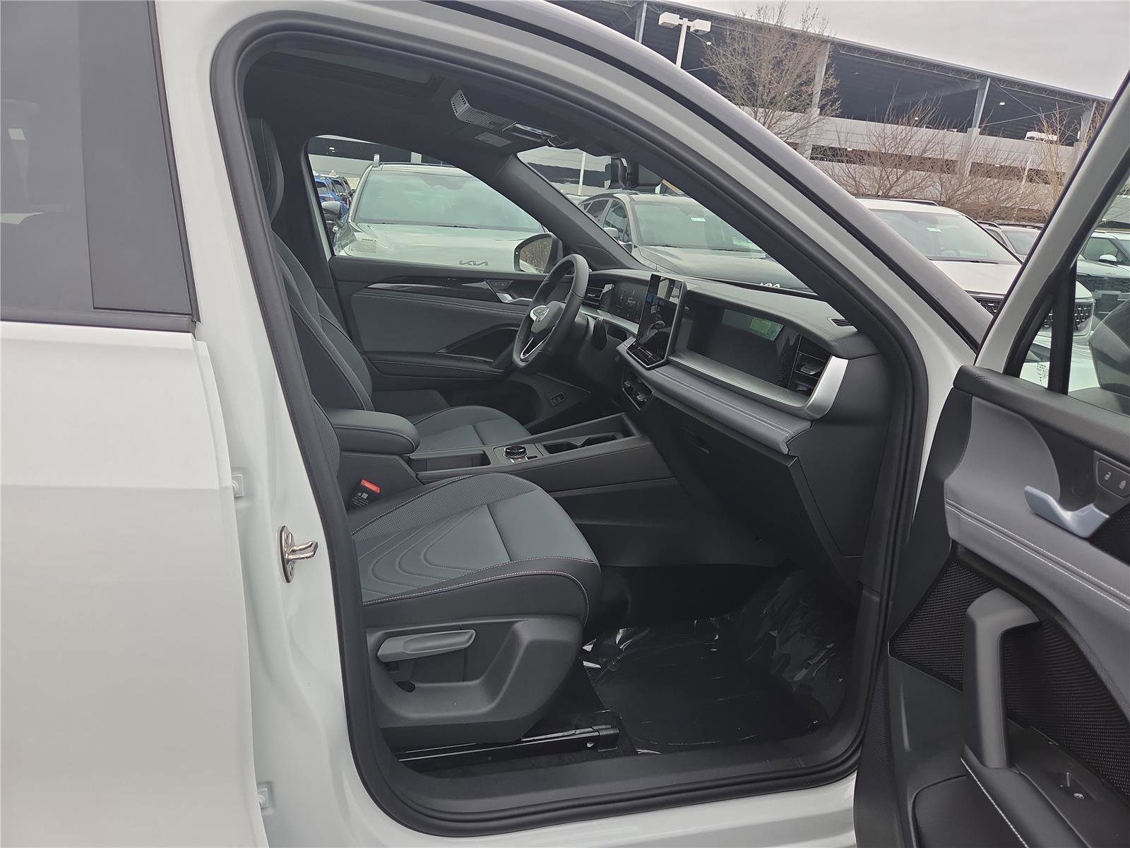 New 2026 Volkswagen Tiguan SE R-Line image 28