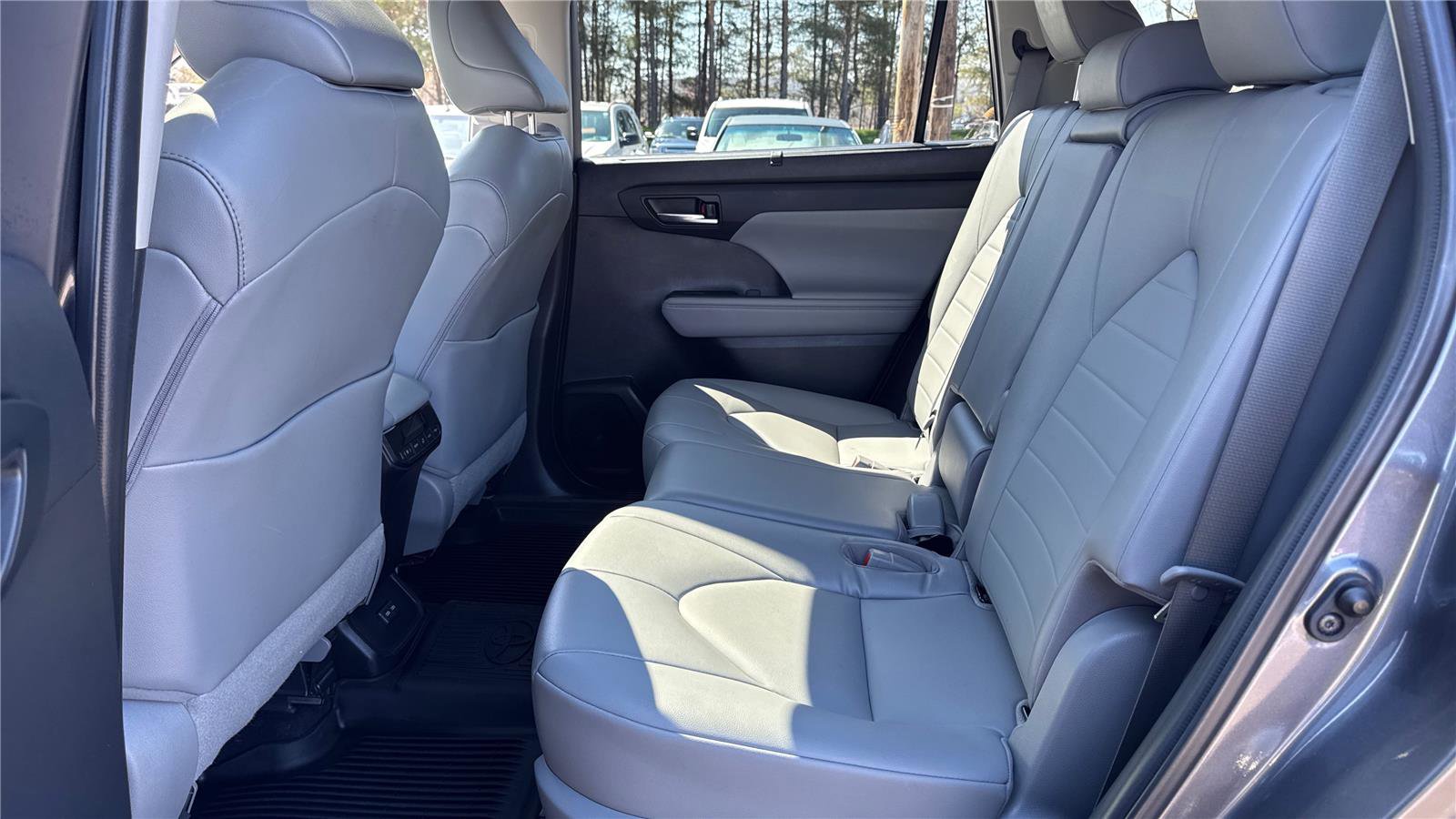 Used 2022 Toyota Highlander XLE image 11