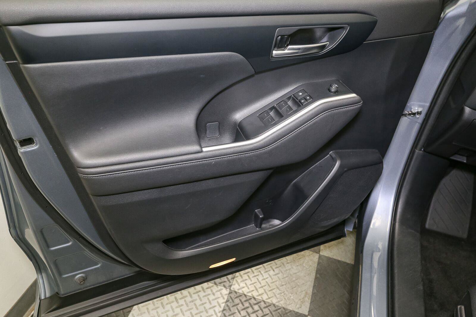 Used 2023 Toyota Highlander XLE AWD/4WD image 45