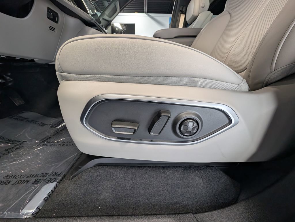 New 2026 Jeep Grand Wagoneer L Limited image 12