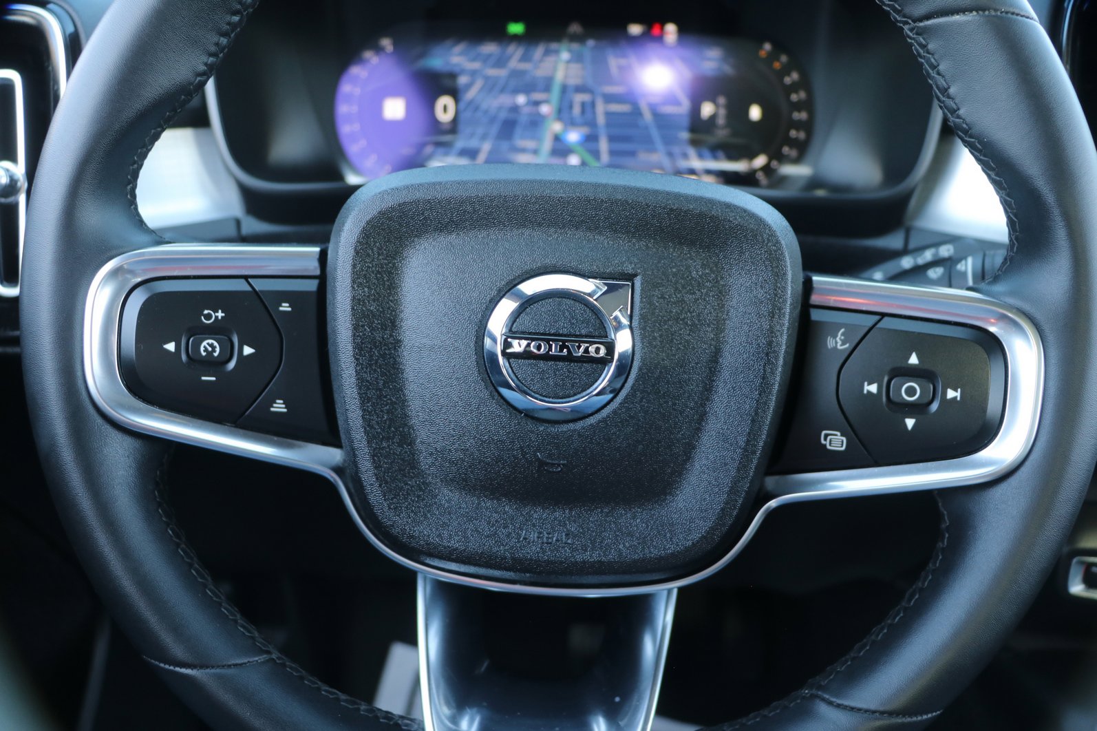 Used 2024 Volvo XC40 B5 Core image 17