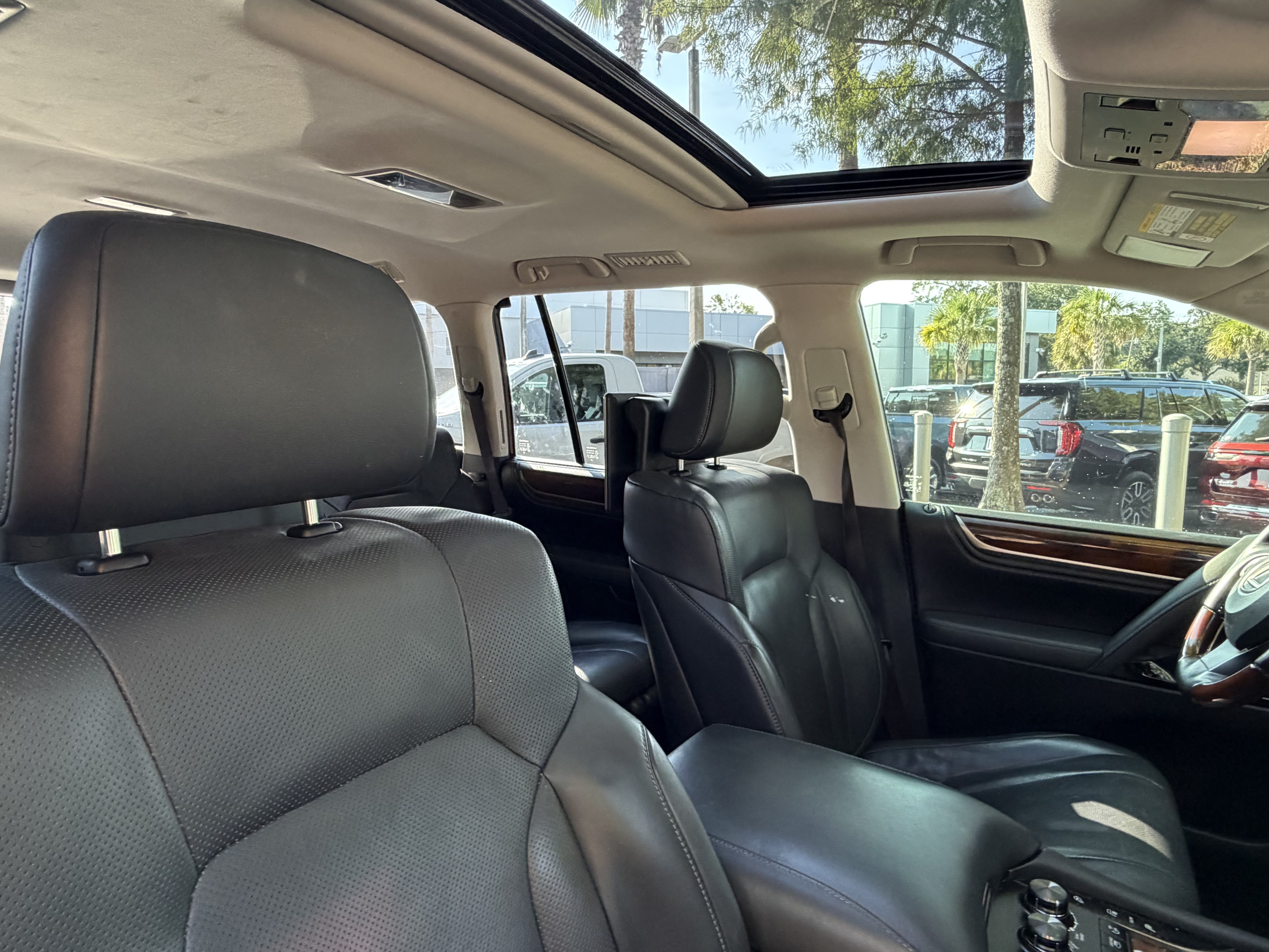 Used 2020 Lexus LX 570 4WD w/ Luxury Package image 46