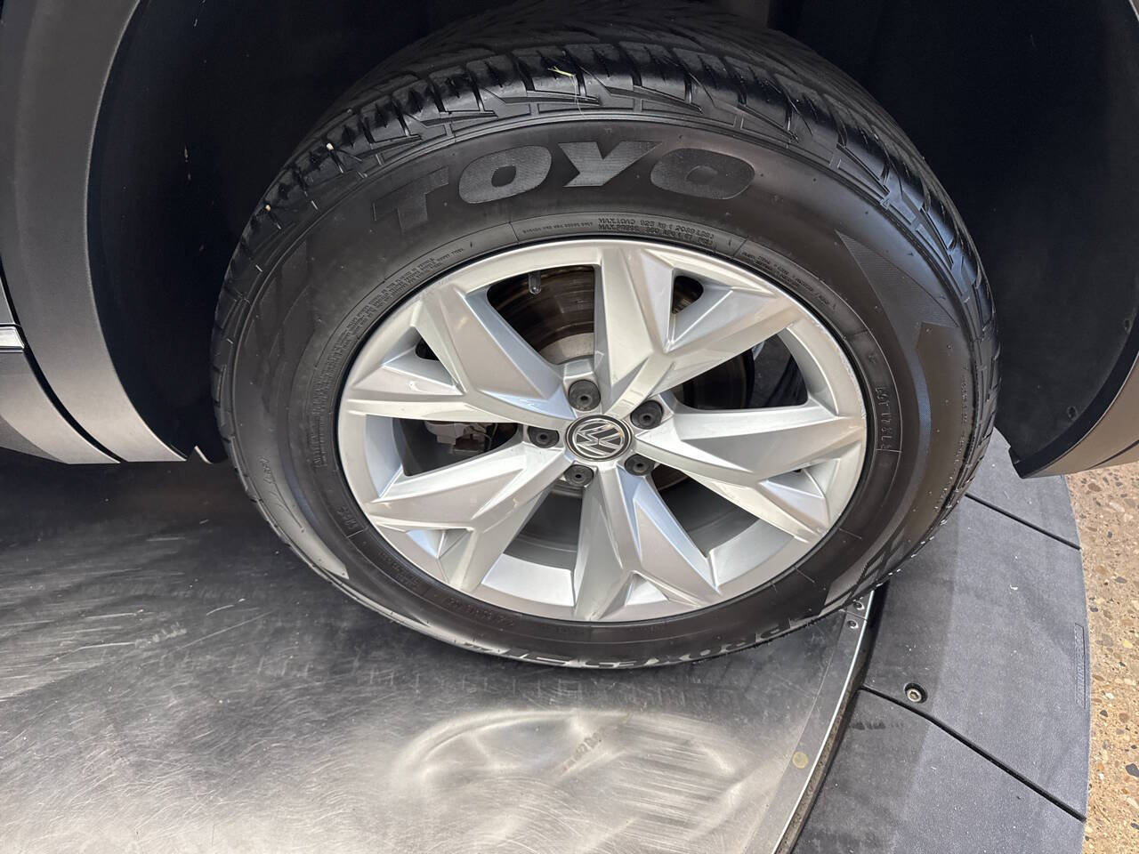 Used 2018 Volkswagen Atlas SEL AWD/4WD image 38