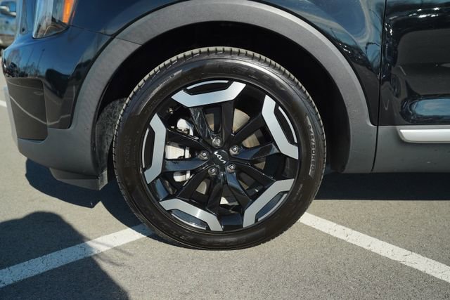 Used 2024 Kia Telluride EX w/ EX Captain's Chair Package image 10