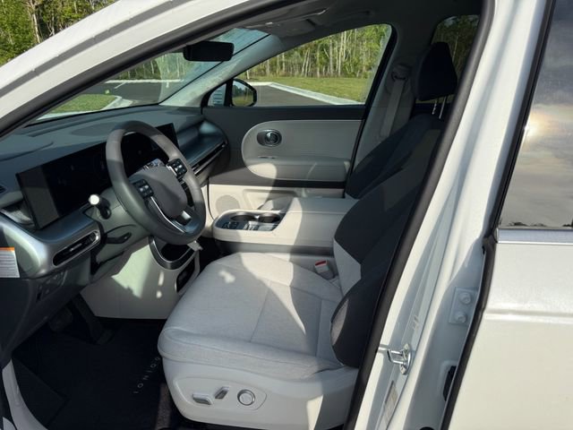 Used 2026 Hyundai Ioniq 9 SE image 2