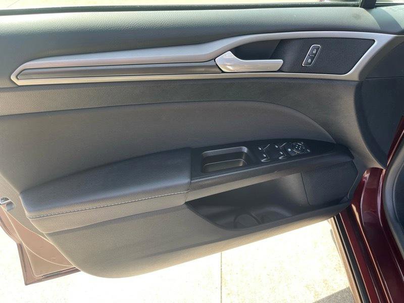 Used 2017 Ford Fusion SE w/ Equipment Group 201A image 25