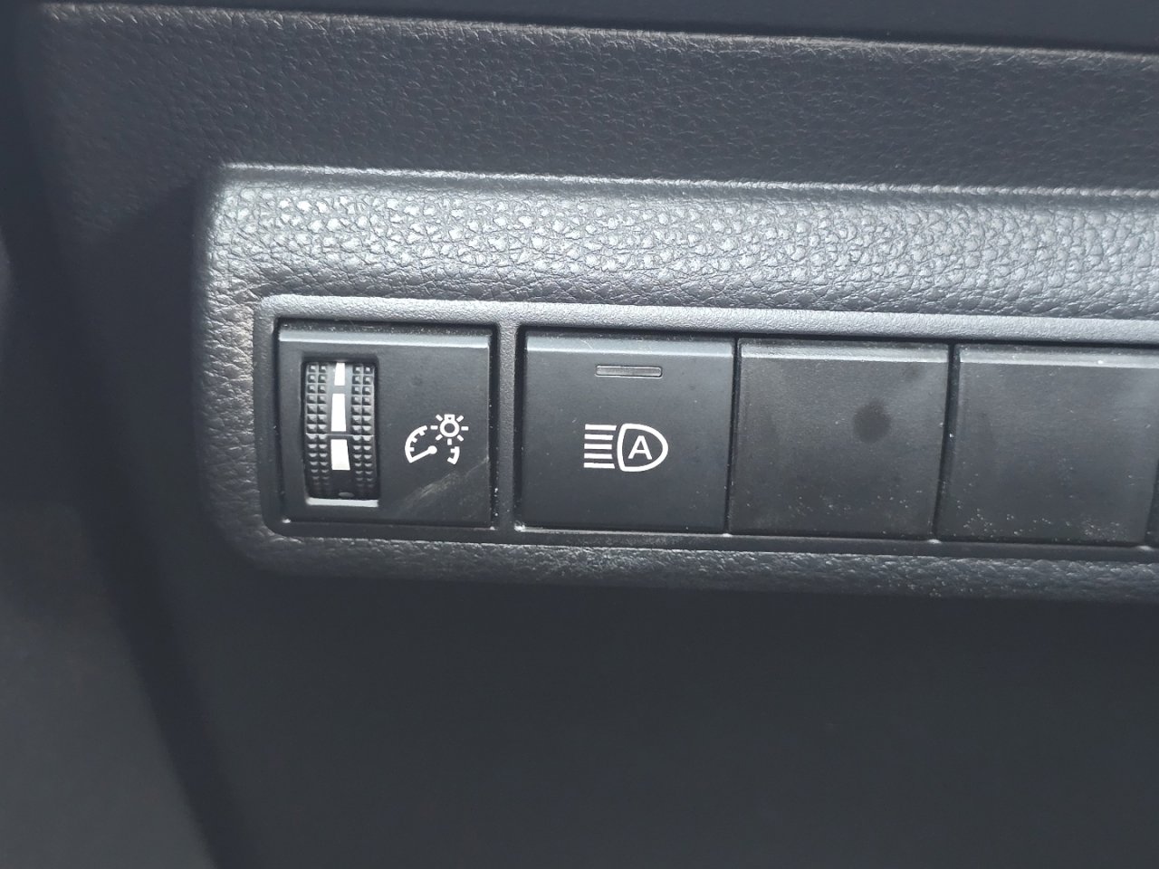 Certified 2025 Toyota Corolla LE FWD image 31