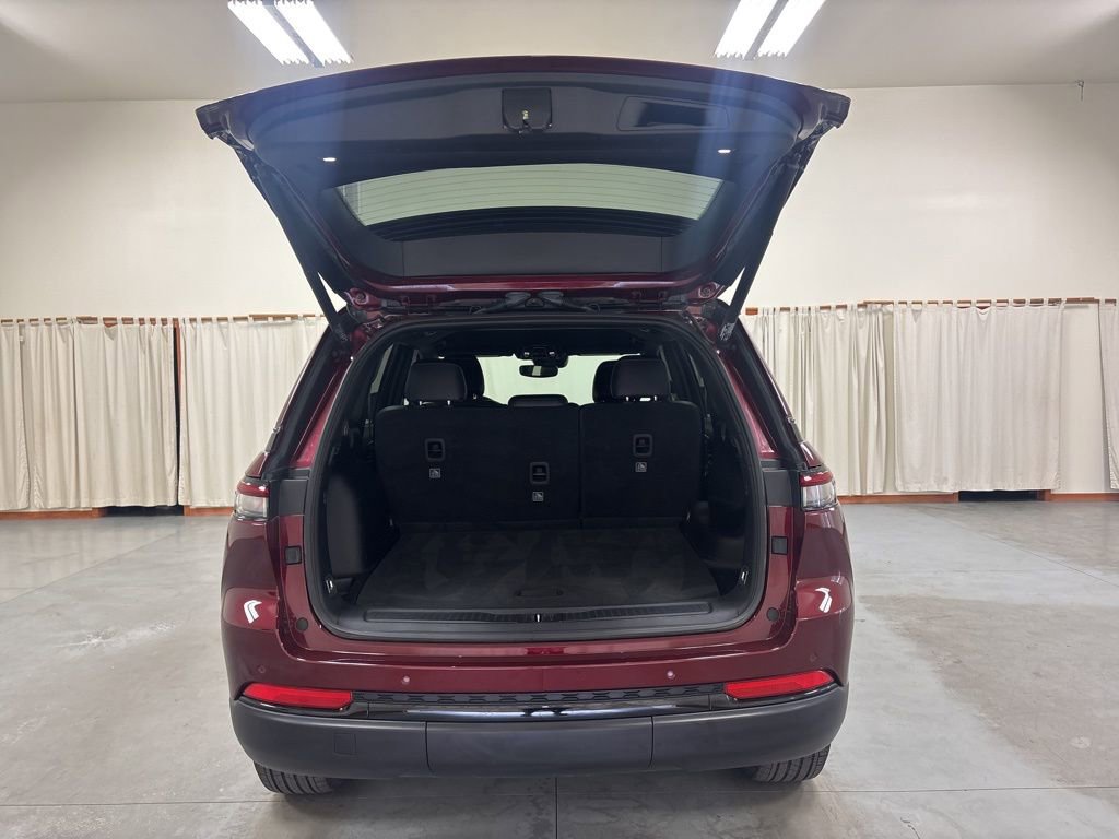 Used 2024 Jeep Grand Cherokee Altitude image 23