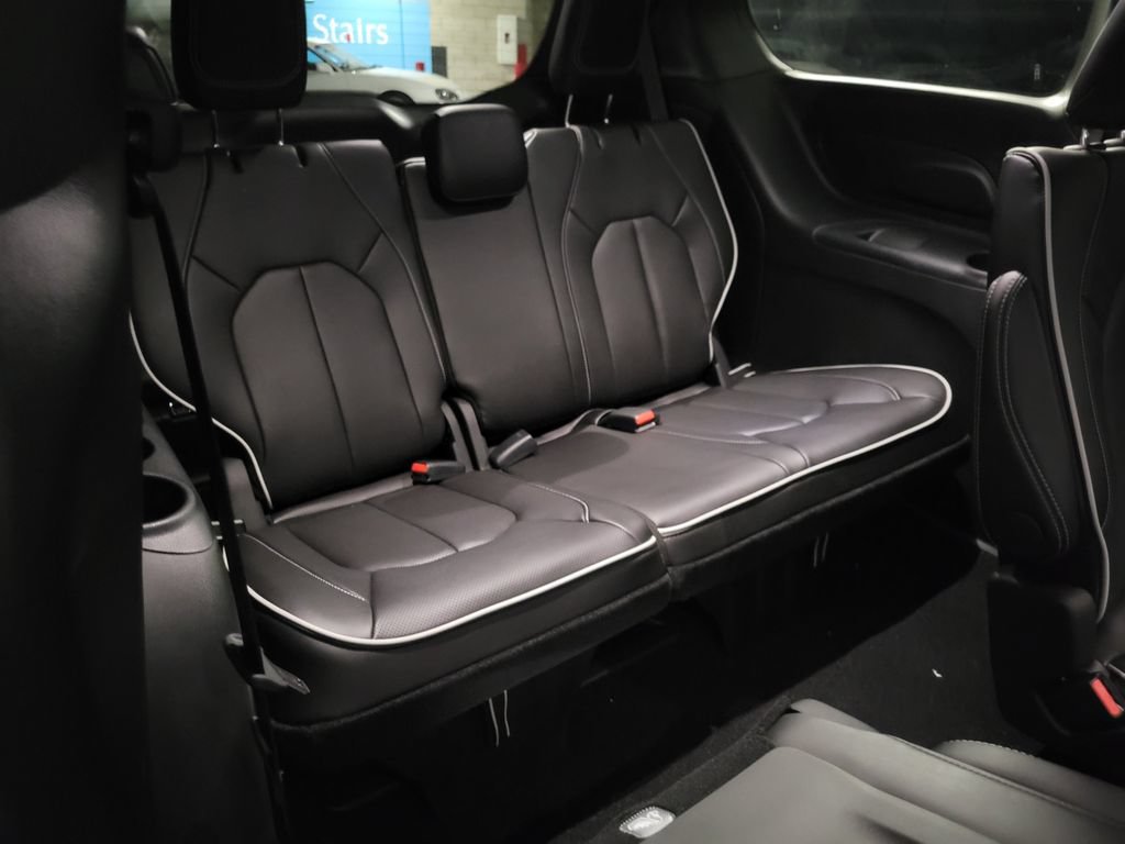 New 2027 Chrysler Pacifica Limited FWD image 18