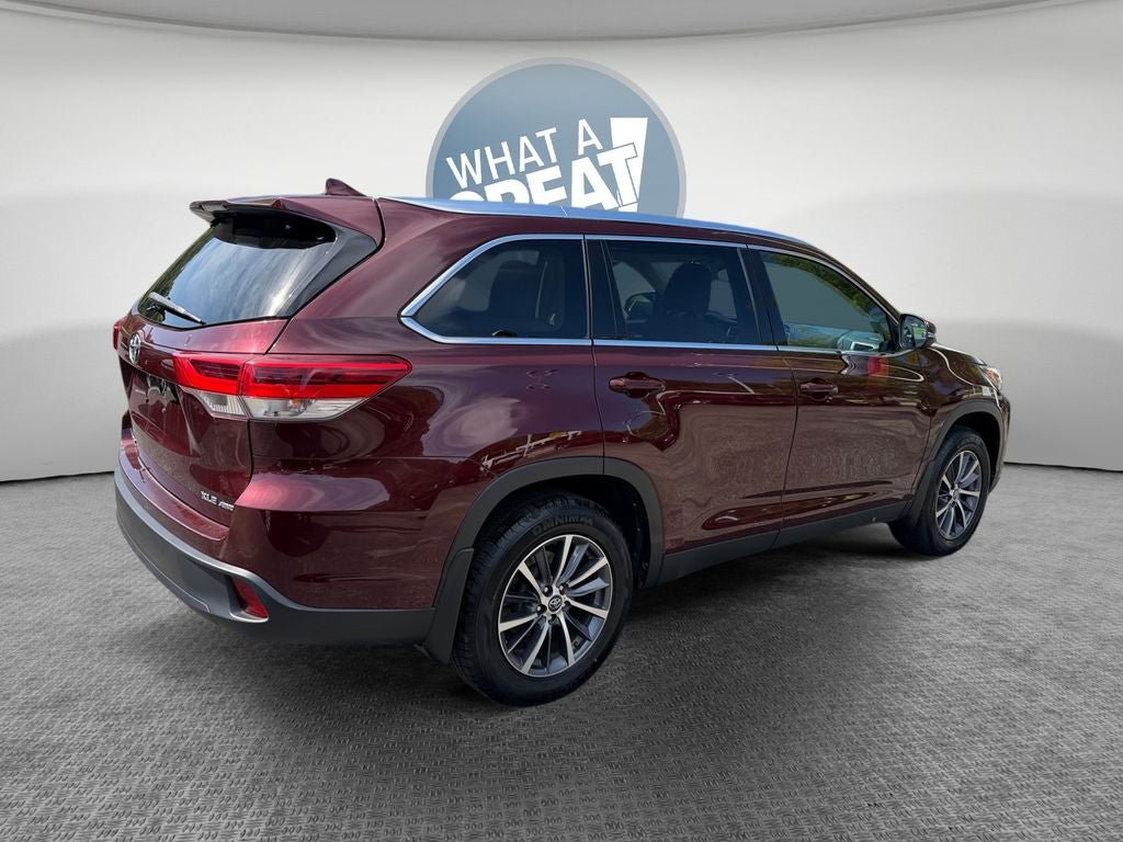 Certified 2019 Toyota Highlander XLE AWD/4WD image 3