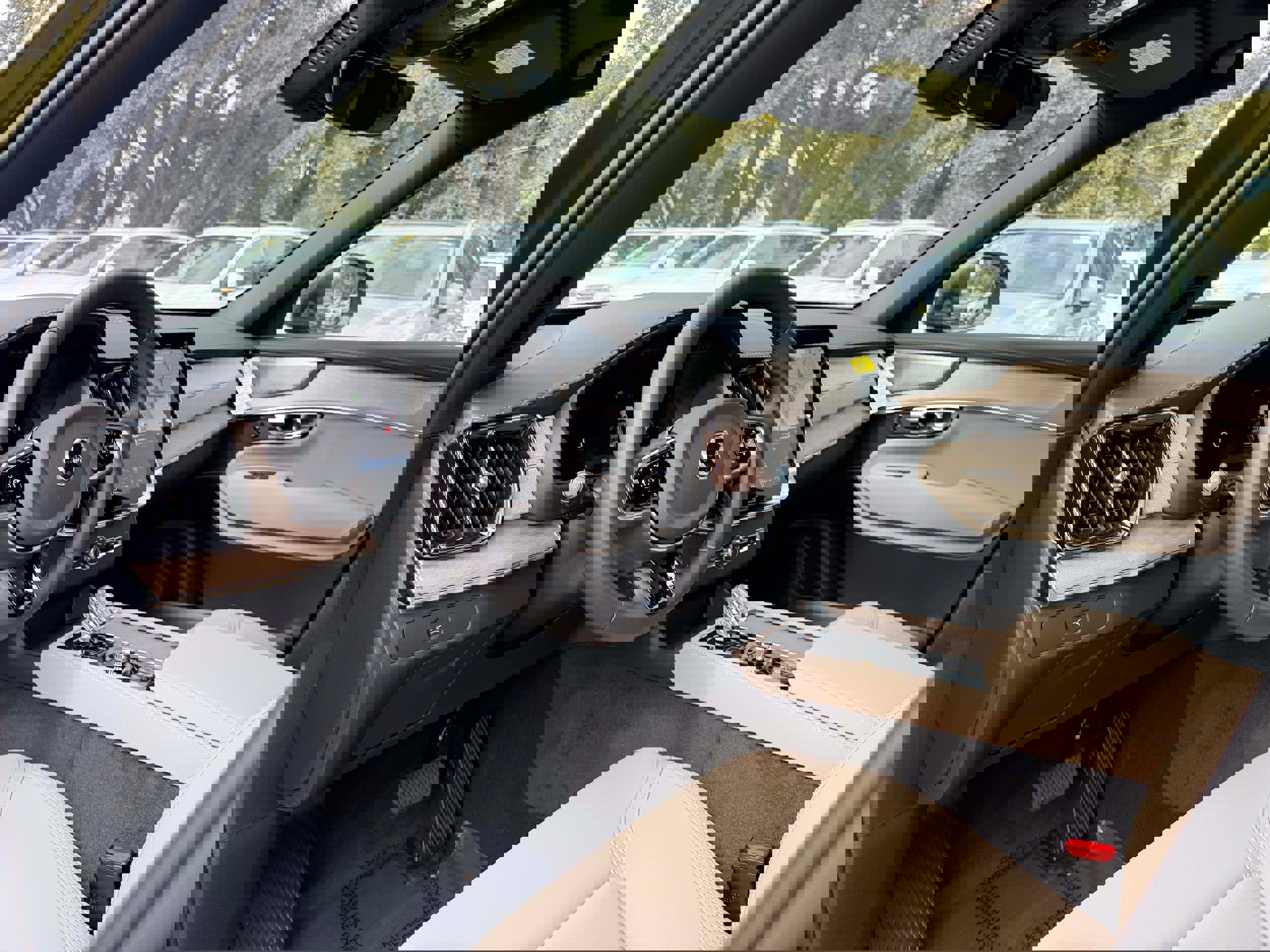 New 2026 Volvo XC90 B6 Plus w/ Protection Package Premier image 11