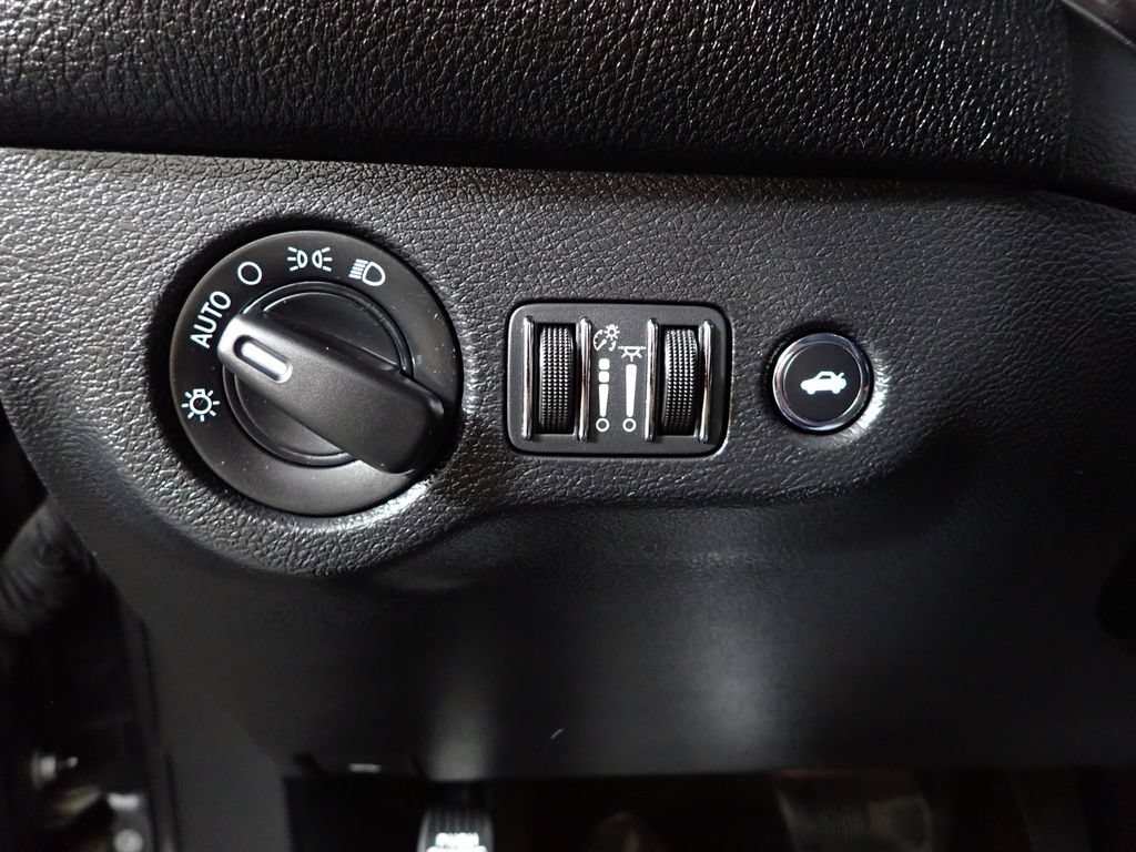 Used 2019 Dodge Challenger SXT RWD image 21