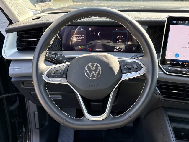 Used 2025 Volkswagen Tiguan SE AWD/4WD image 18