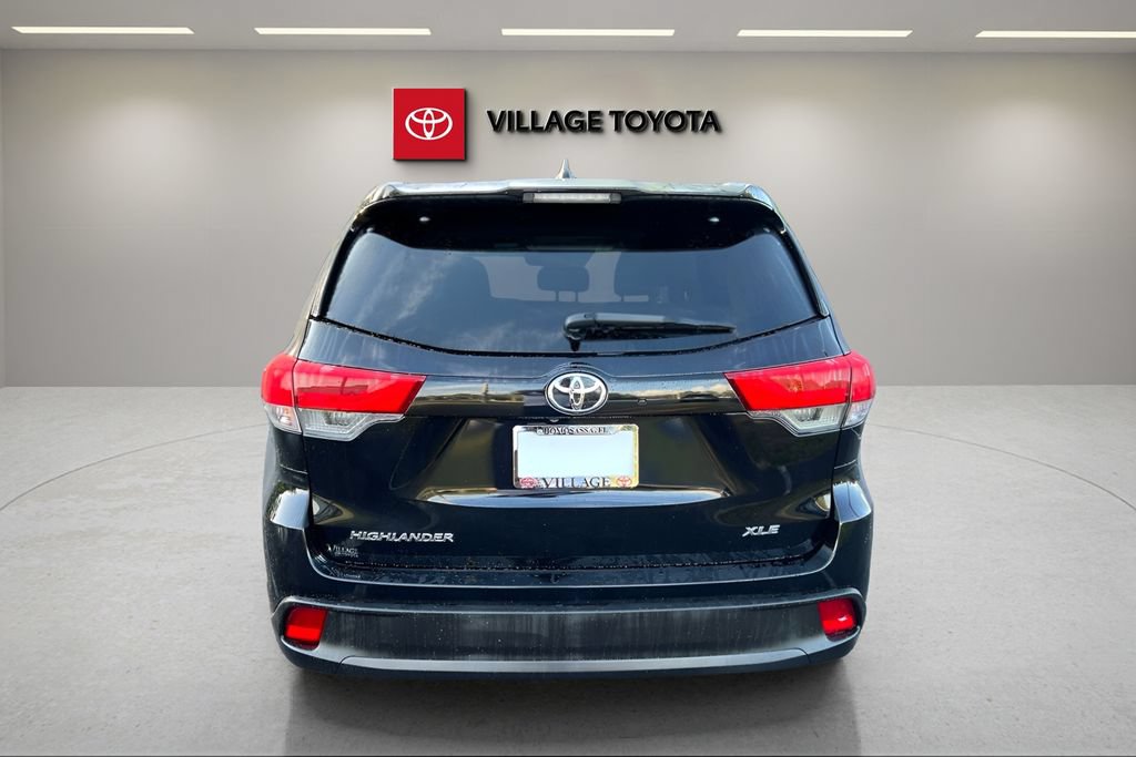 Certified 2017 Toyota Highlander XLE FWD image 4