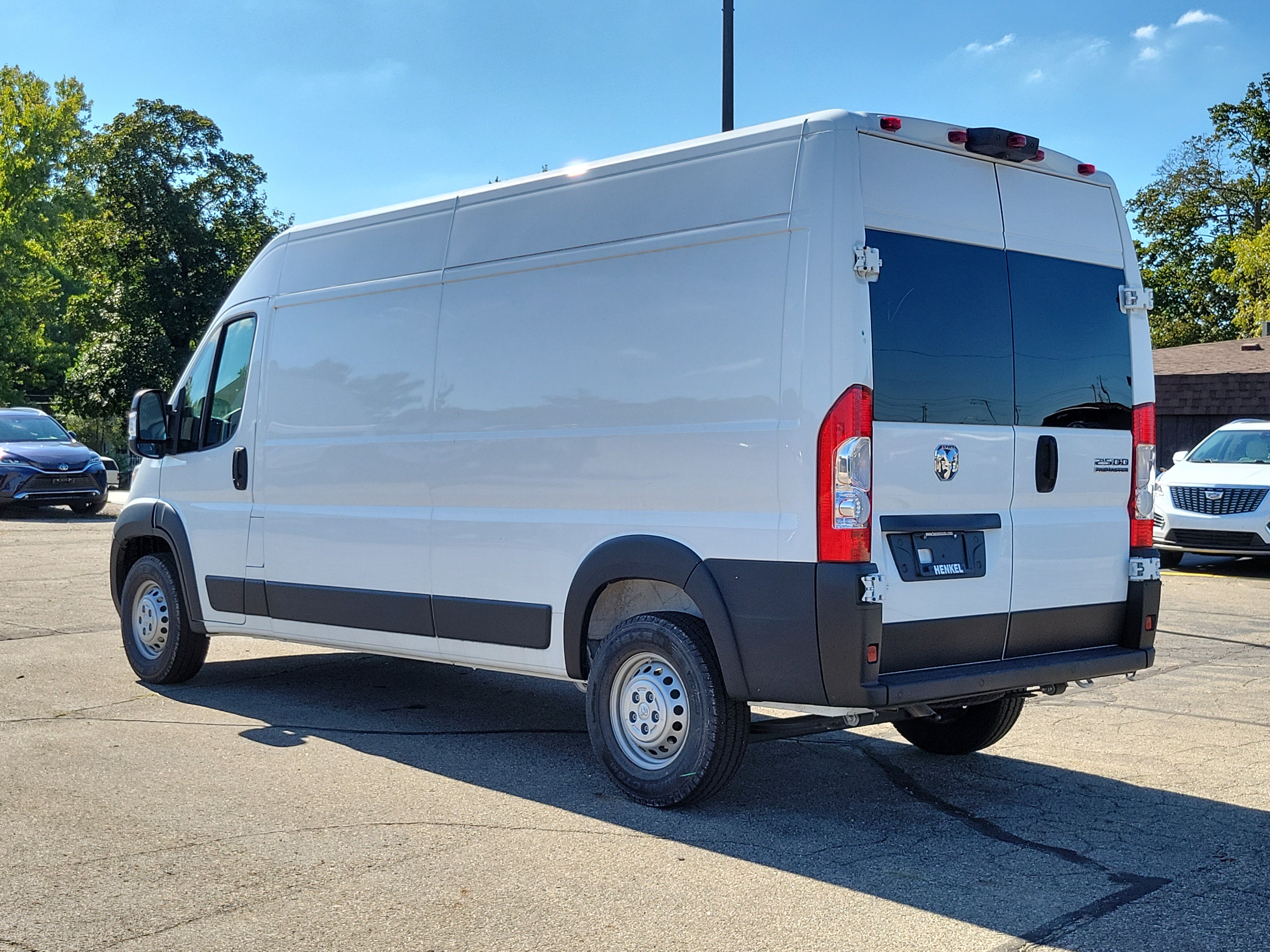 Used 2025 RAM ProMaster 2500 w/ Convenience Group FWD image 3